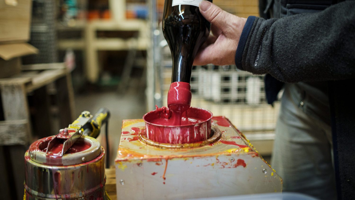 L’immersion des bouteilles exige un scellement à la cire, garantissant leur parfaite étanchéité.